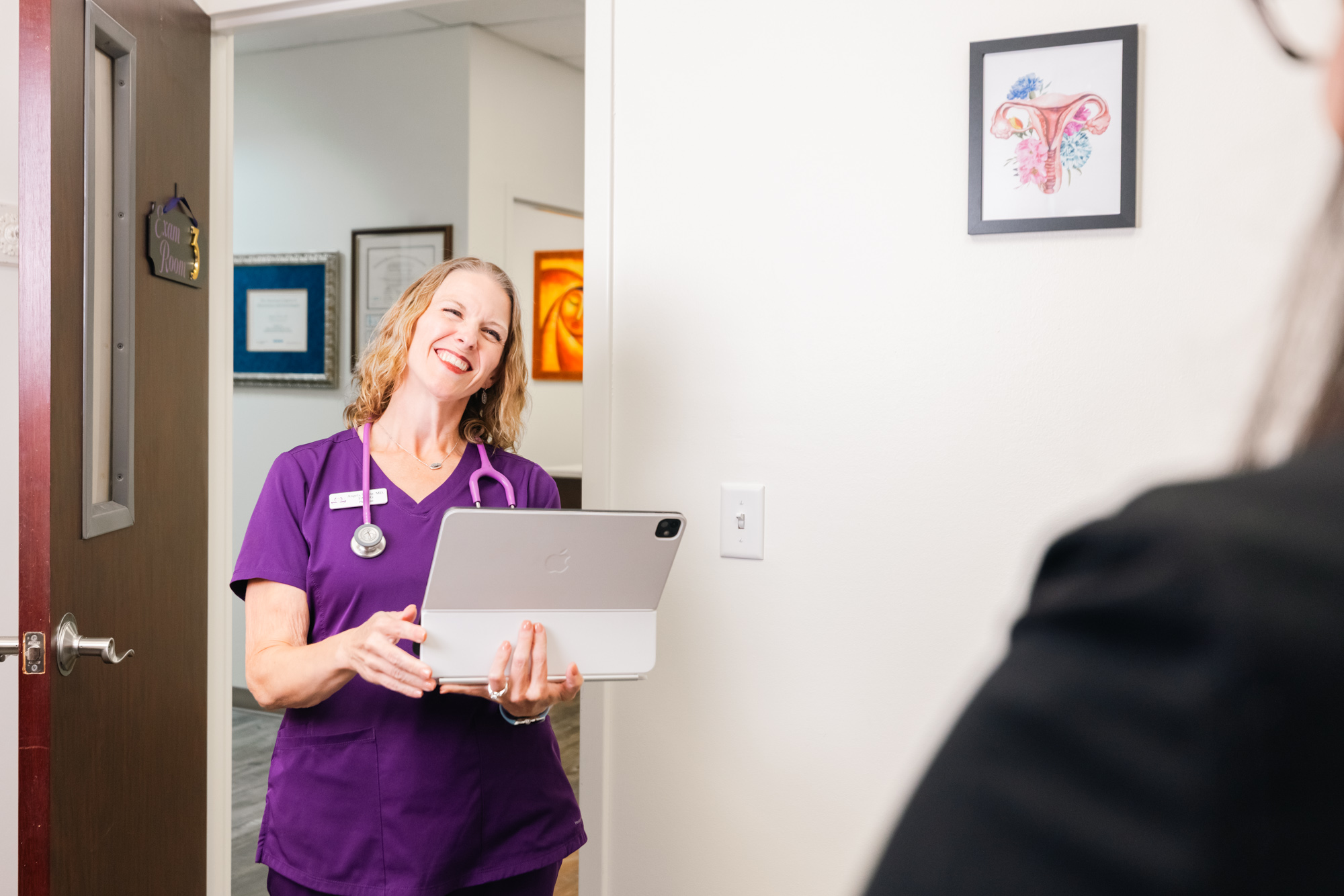 Dr. Stoehr meets with a patient in her consultation to discuss hormone therapy near Plano.