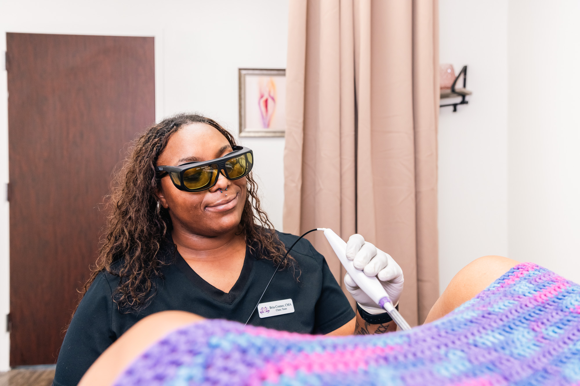 A Stoehr Center provider uses the Sola device for targeted pelvic pain management as advised by our integrative doctor near Plano.